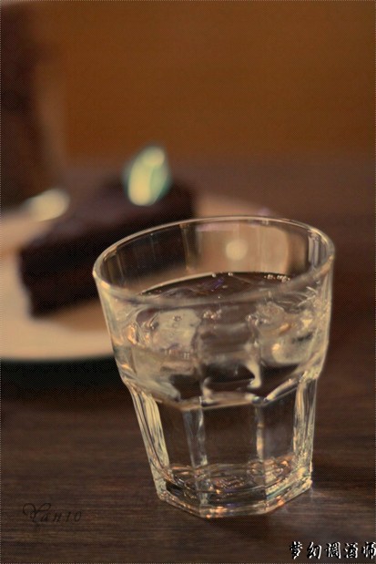 001IPL2779C441C8C23C42m.jpg