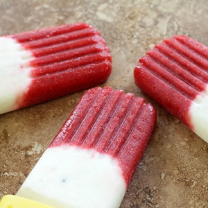 ��ݮ����������ʱ��� Strawberry Vanilla Yogurt and Limeade Popsicles