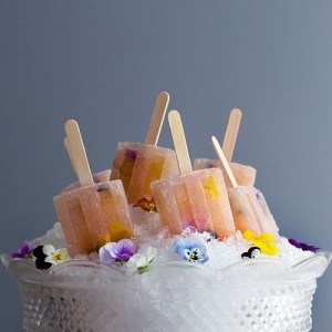 ������ʳ�û��������β�� Bellini Popsicles with Edible Flowers